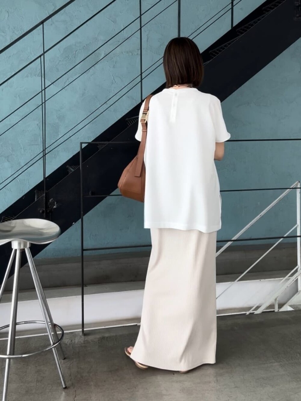 ホワイト系のシャツ/ブラウス、ホワイト系のワンピース、イエロー系のサンダルを着用したレディースの夏コーディネートの3枚目の写真
