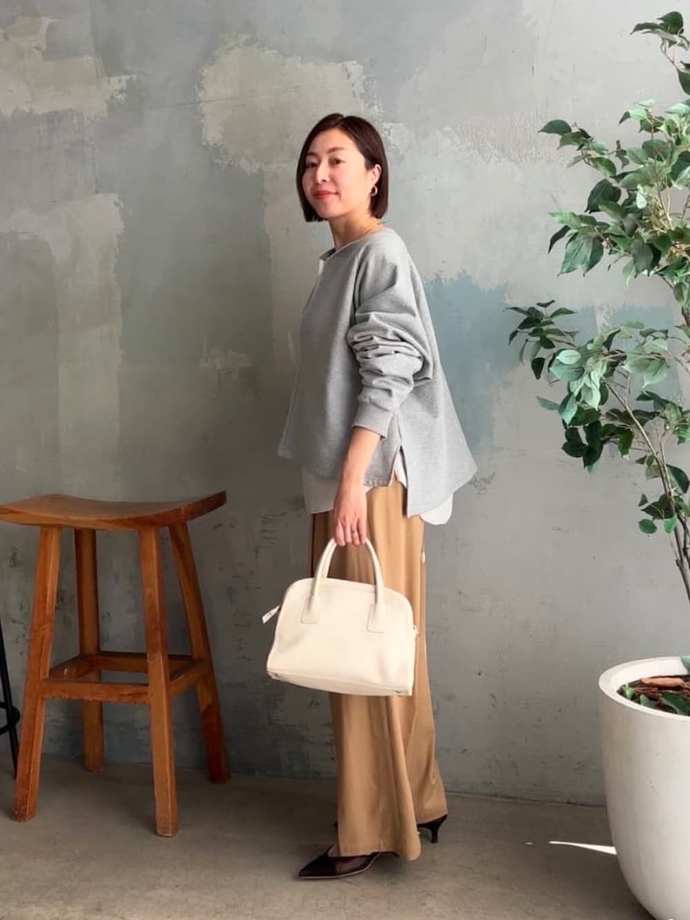 「キーネック、スウェット、チノパン、レイヤードスタイル、春服、ラクチンコーデ、着回しコーデ、パンツコーデ、初春コーデ、休日スタイル、キレイめ、春」｜「RIVE DROITEのキーネックオーバースウェット（スウェット、グレー系）」を使った、RIVE DROITE officialさん（骨格ナチュラル・レディース・160cm）の冬コーディネートの2枚目の写真