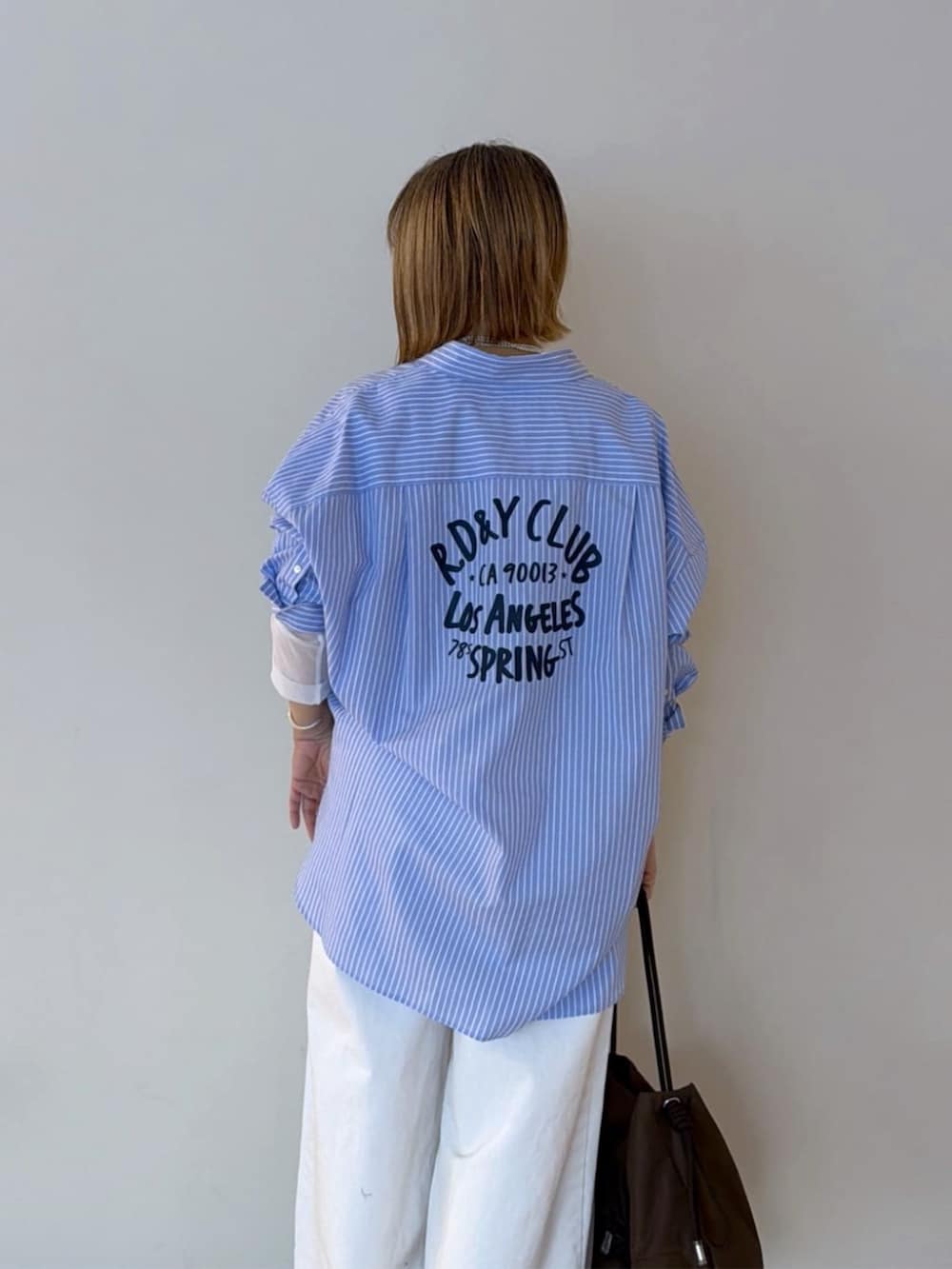 ベージュ系のパンプス、ホワイト系のTシャツ/カットソー、ホワイト系のデニムパンツを着用したレディースの冬コーディネートの5枚目の写真