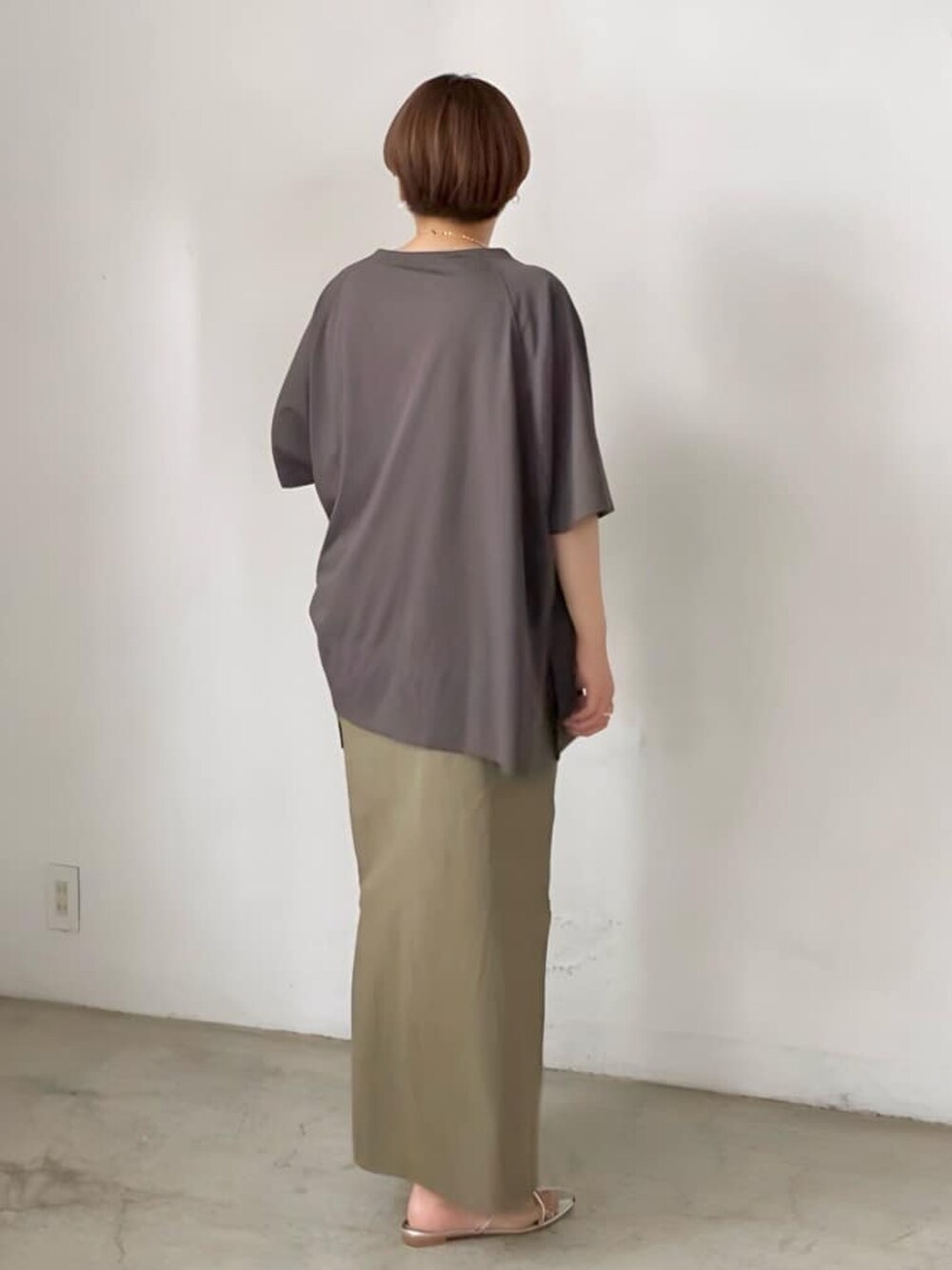 グレー系のTシャツ/カットソー、ブラック系のスカートを着用したレディースの春コーディネートの3枚目の写真