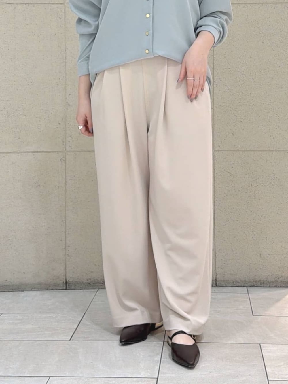 ブラウン系のその他シューズ、ブラウン系のトートバッグ、グリーン系のシャツ/ブラウスを着用したレディースの春コーディネートの8枚目の写真