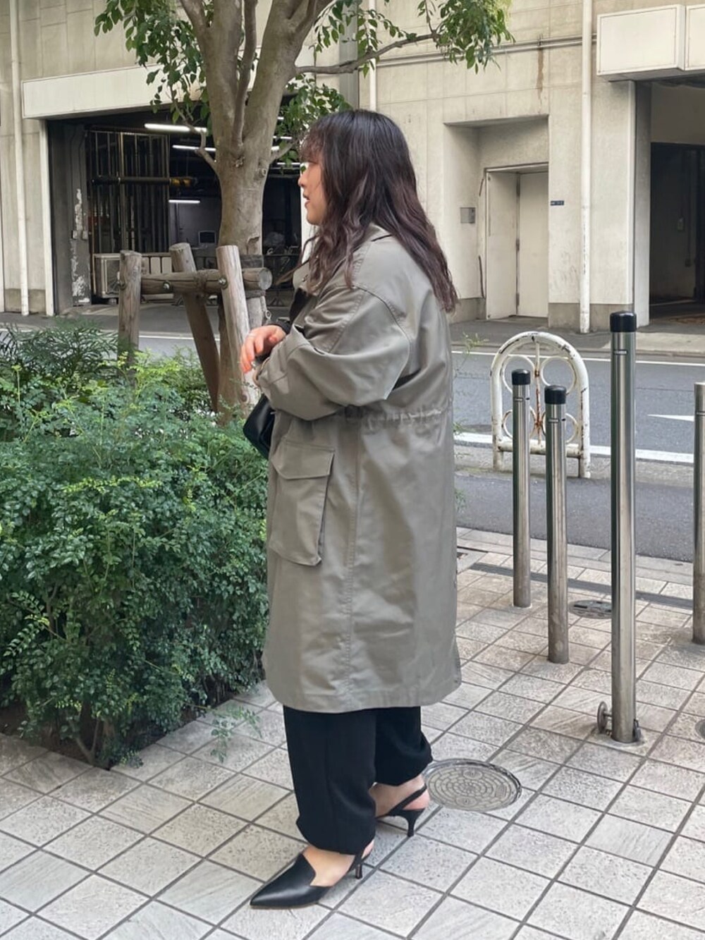 「ファッションを楽しもう、大人カジュアル、おでかけコーデ、シンプルスタイル、着回しコーデ、大人コーデ、キレイめ、ゆったりコーデ、ミリタリーコート、カーキアウター、低身長コーデ」｜「RIVE DROITEのオペラパンプス（パンプス、ブラック系）」を使った、RIVE DROITE officialさん（レディース・153cm）の秋コーディネートの2枚目の写真