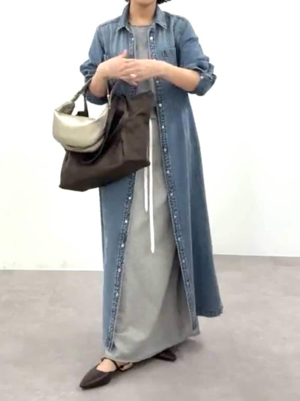 ブラウン系のその他シューズ、ブルー系のワンピース、グレー系のスカートを着用したレディースの春コーディネートの2枚目の写真