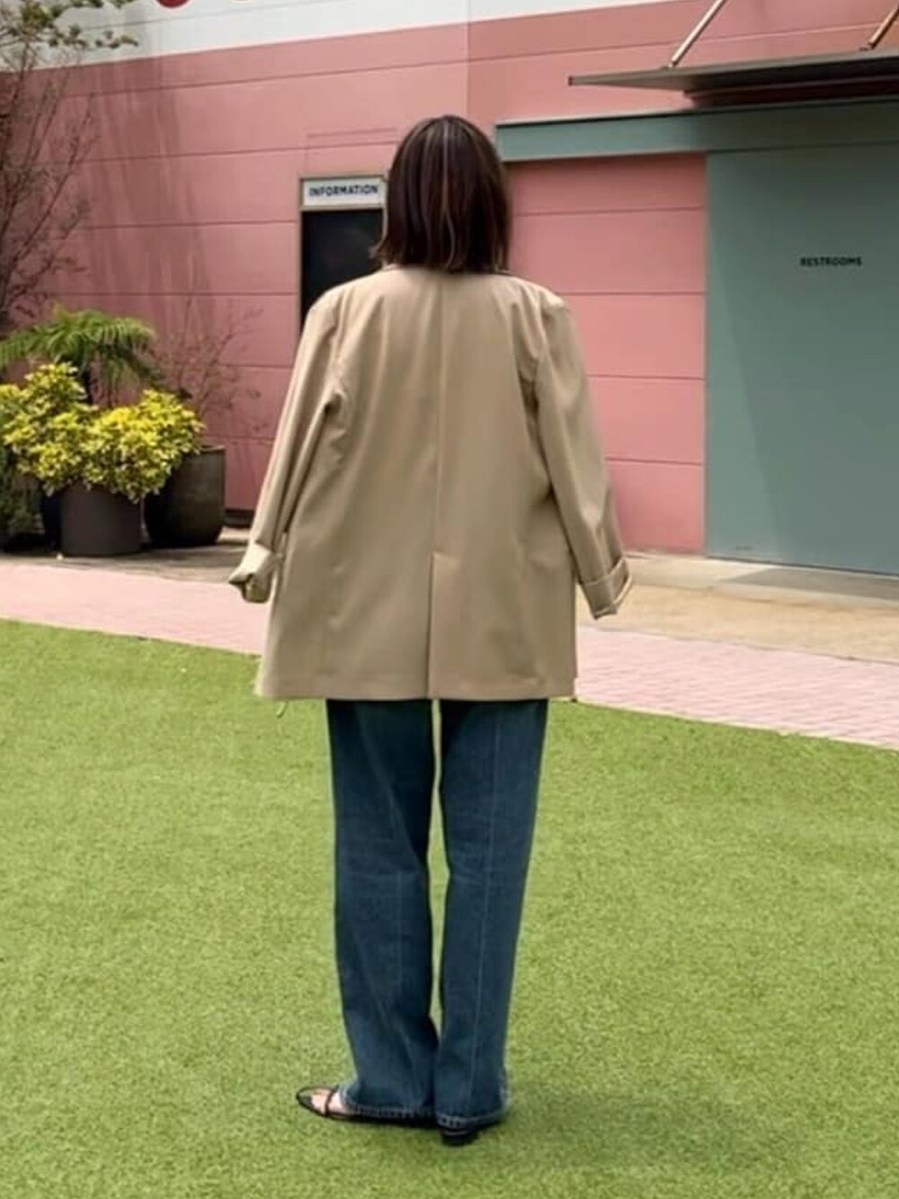 ブルー系のデニムパンツ、ホワイト系のTシャツ/カットソー、イエロー系のテーラードジャケットを着用したレディースの秋コーディネートの4枚目の写真