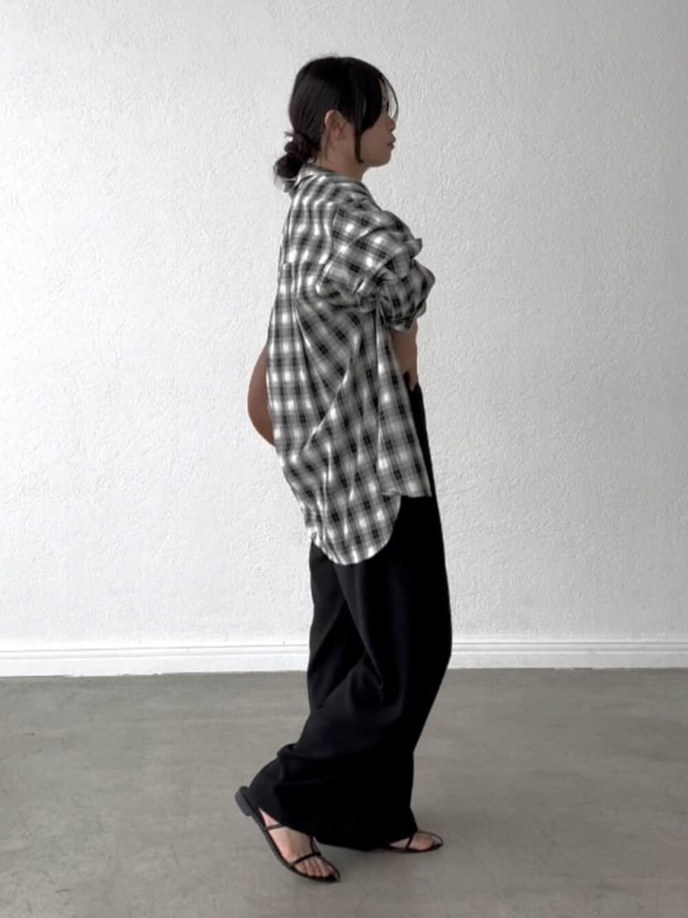 ブラウン系のTシャツ/カットソー、ブラック系のシャツ/ブラウス、ブラウン系のボディバッグ/ウエストポーチを着用したレディースの夏コーディネートの2枚目の写真