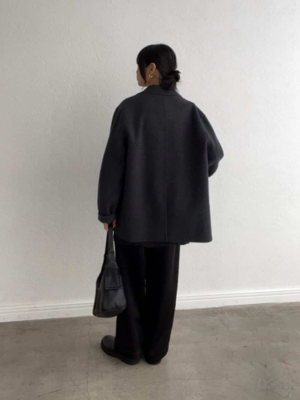 ブルー系のテーラードジャケット、ブラック系のシャツ/ブラウス、グレー系のTシャツ/カットソーを着用したレディースの秋コーディネートの4枚目の写真