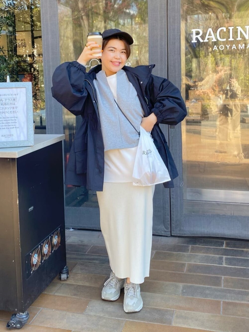 「シンプルスタイル、大人女子、春、ワントーンコーデ、ラクチンコーデ、シンプル、24ssトレンド、おでかけコーデ、ホワイト、グレー、スウェット、マウンテンパーカー」｜「RIVE DROITEのキーネックオーバースウェット（スウェット、グレー系）」を使った、RIVE DROITE officialさん（レディース・161cm）の冬コーディネートの2枚目の写真