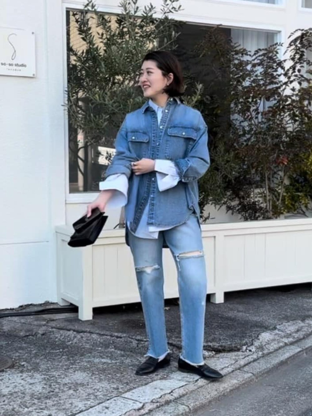 ブルー系のシャツ/ブラウス、ブルー系のシャツ/ブラウス、ブルー系のデニムパンツを着用したレディースの冬コーディネートの5枚目の写真