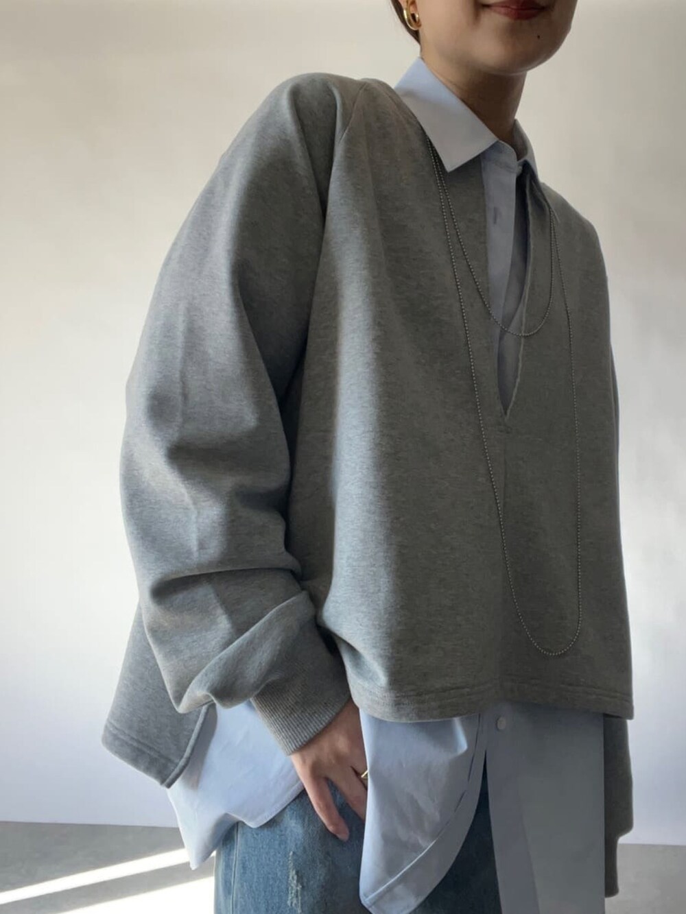 ブラック系のショルダーバッグ、ブルー系のシャツ/ブラウス、ブルー系のデニムパンツを着用したレディースの冬コーディネートの3枚目の写真