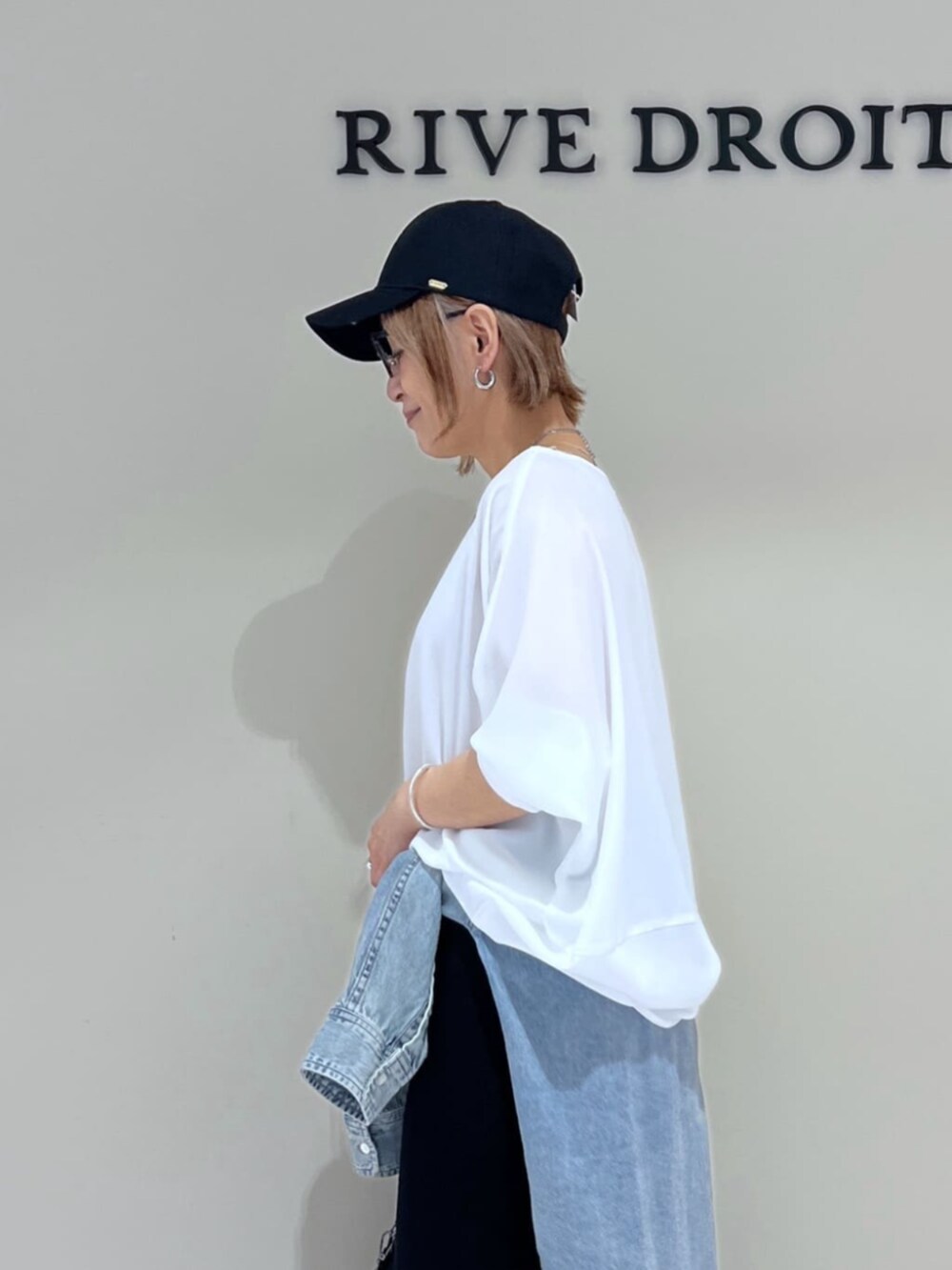 ホワイト系のシャツ/ブラウス、ブルー系のシャツ/ブラウス、ブラック系のスカートを着用したレディースの春コーディネートの5枚目の写真