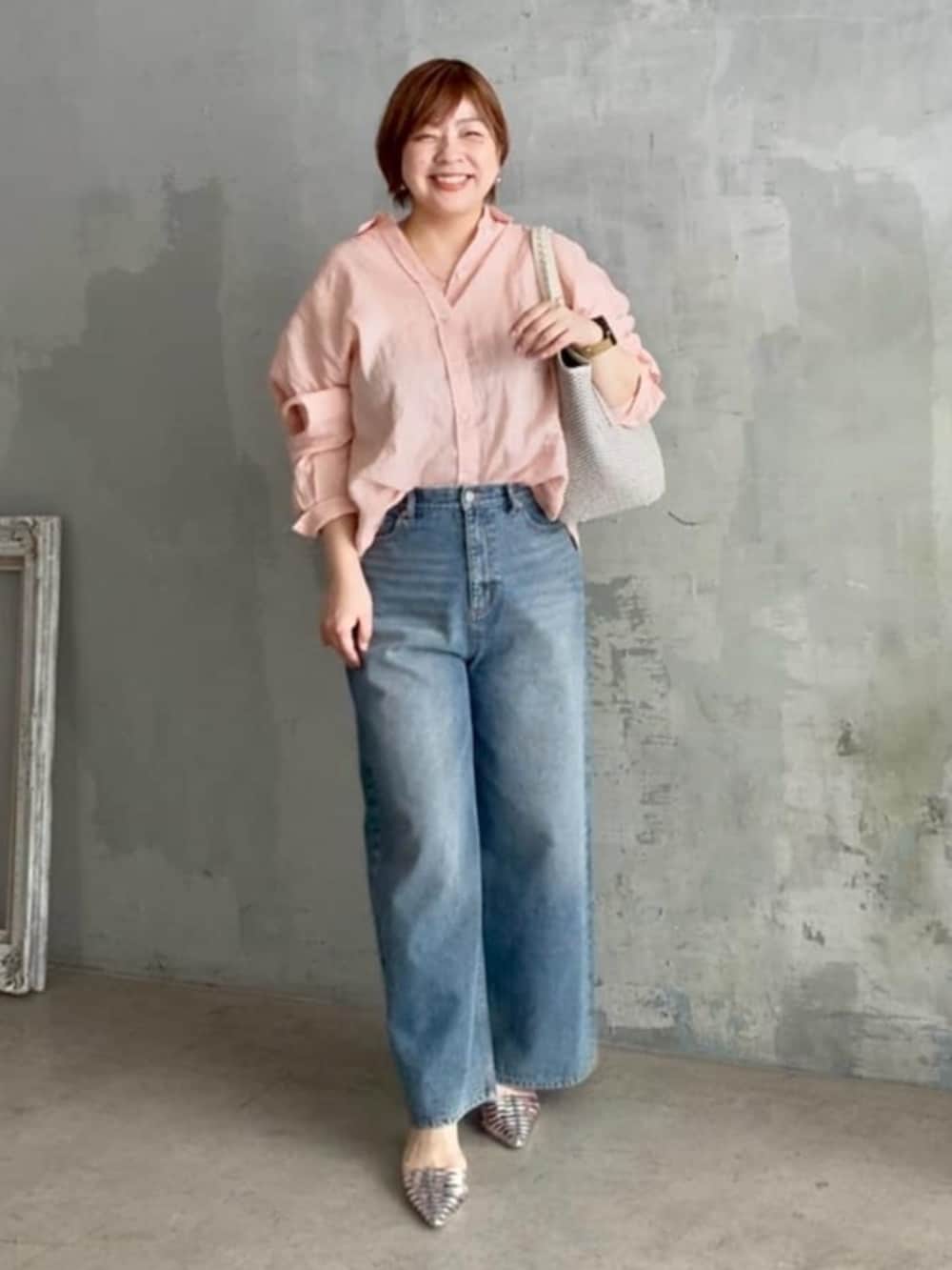 ブルー系のデニムパンツ、ピンク系のシャツ/ブラウスを着用したレディースの春コーディネートの2枚目の写真