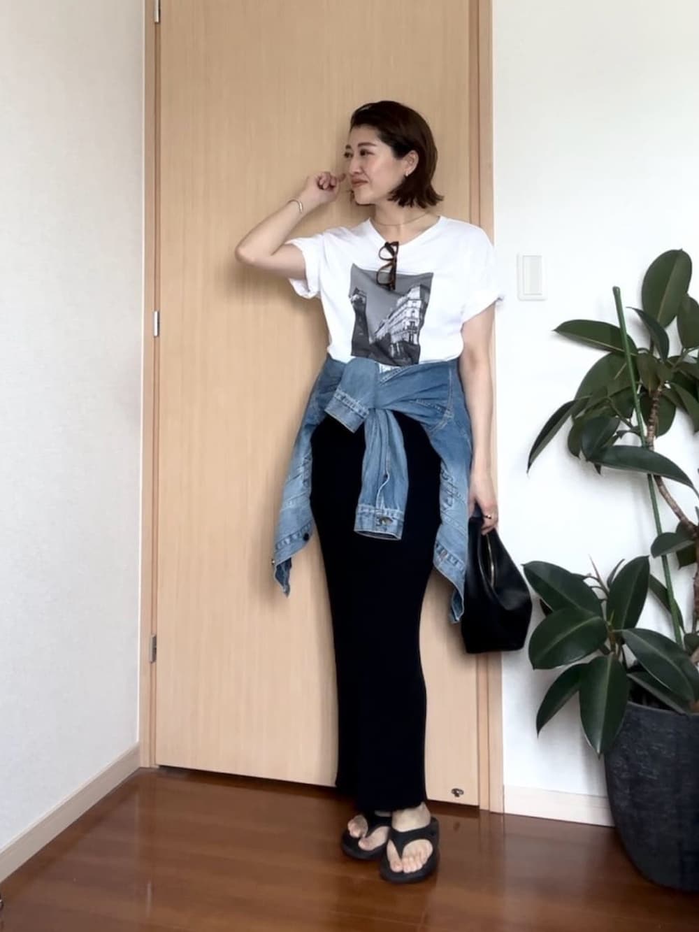 ブラウン系のスカート、ブルー系のシャツ/ブラウス、ホワイト系のTシャツ/カットソーを着用したレディースの春コーディネートの2枚目の写真