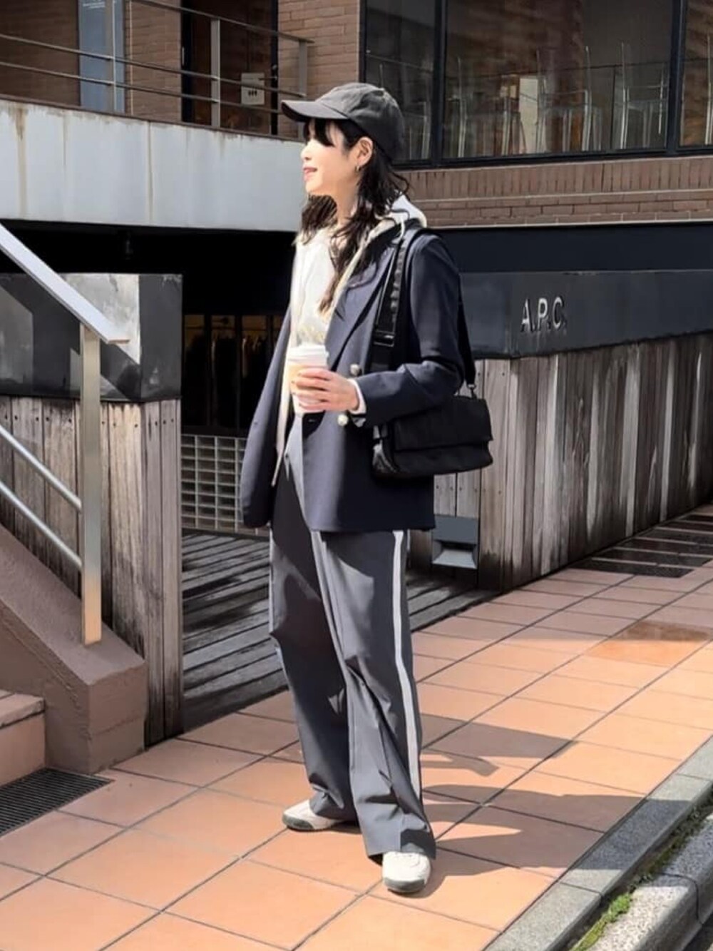 グレー系のTシャツ/カットソー、ブルー系のテーラードジャケット、ホワイト系のパーカーを着用したレディースの春コーディネートの2枚目の写真