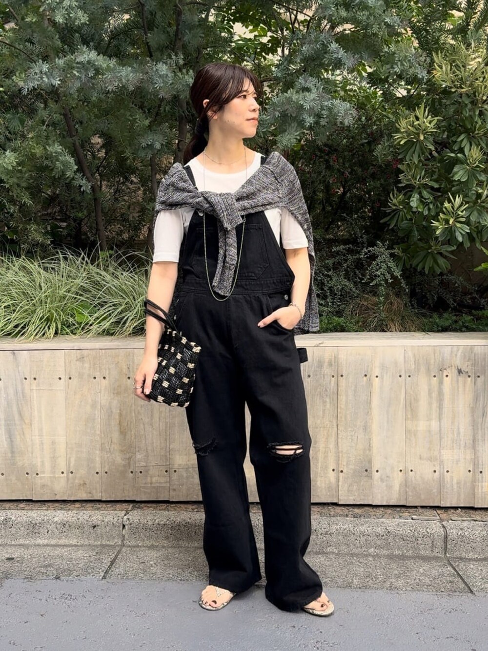 グレー系のカーディガン/ボレロ、ブラック系のサロペット/オーバーオール、ホワイト系のTシャツ/カットソーを着用したレディースの夏コーディネートの3枚目の写真