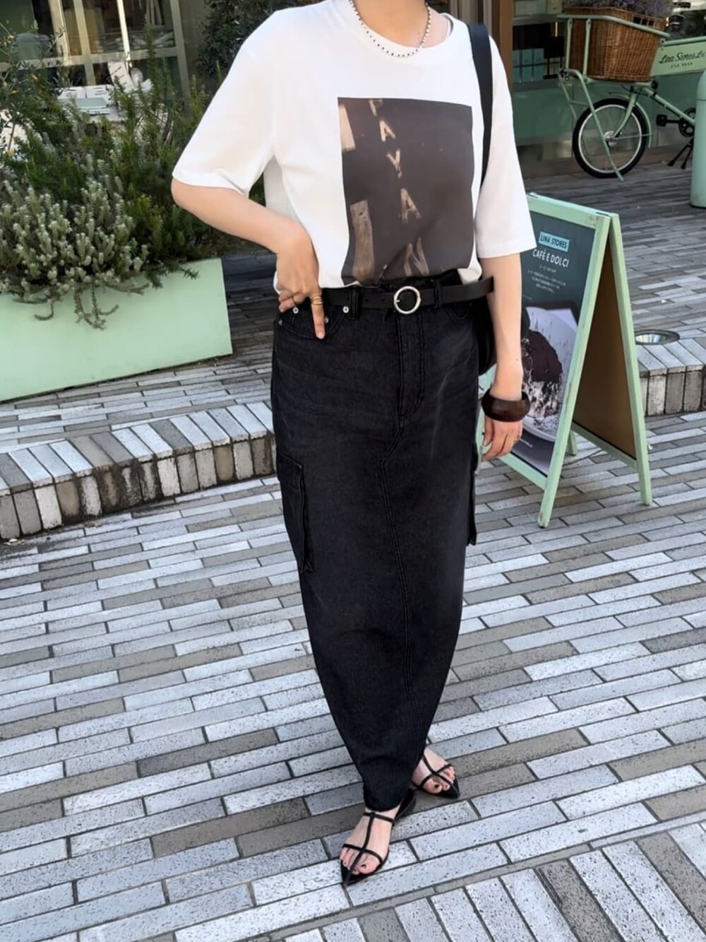 ブラウン系のTシャツ/カットソー、ブルー系のデニムスカート、ブラック系のボディバッグ/ウエストポーチを着用したレディースの夏コーディネートの3枚目の写真