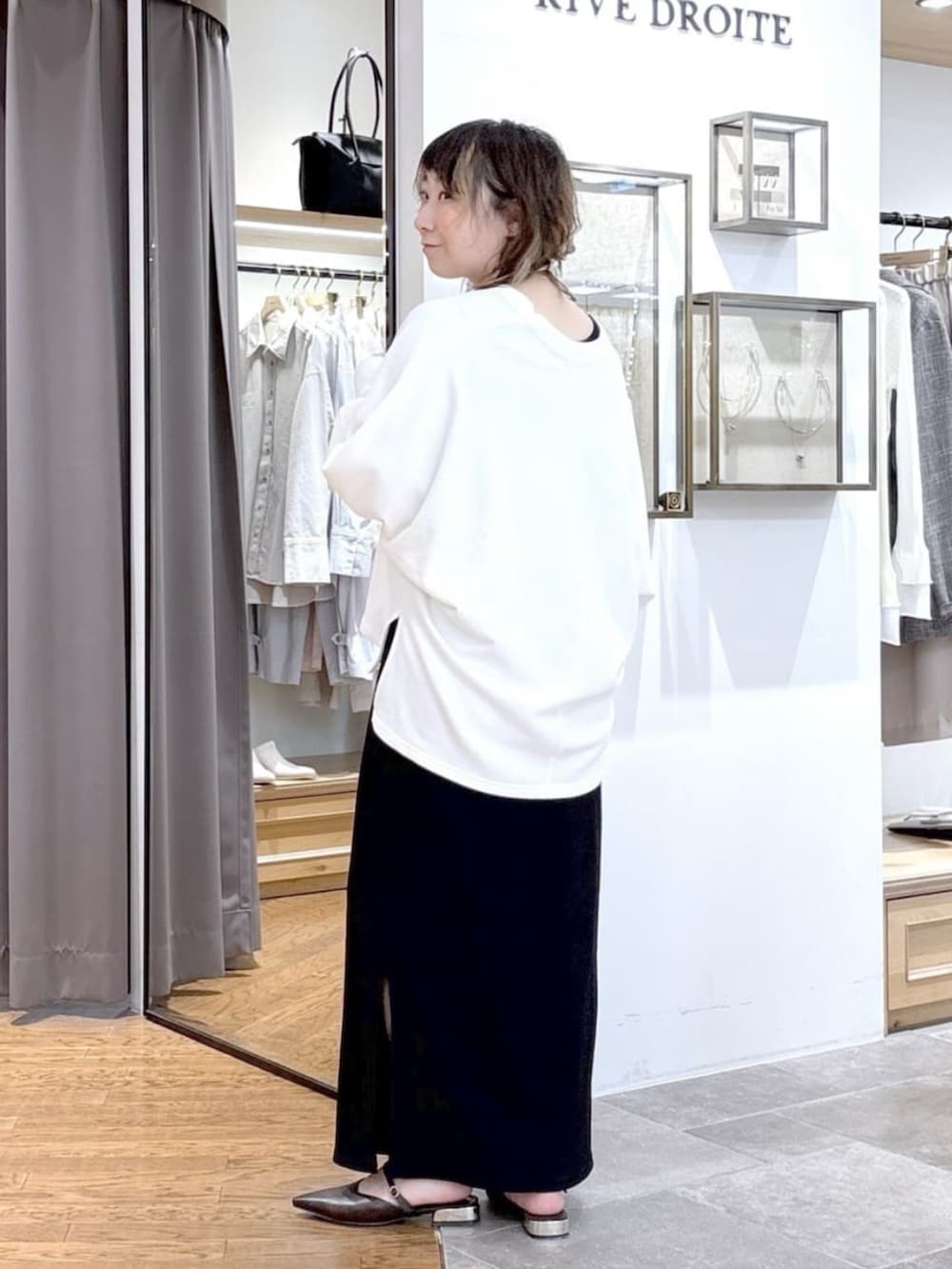 ブラウン系のその他シューズ、ホワイト系のスウェット、ブラック系のワンピースを着用したレディースの春コーディネートの6枚目の写真