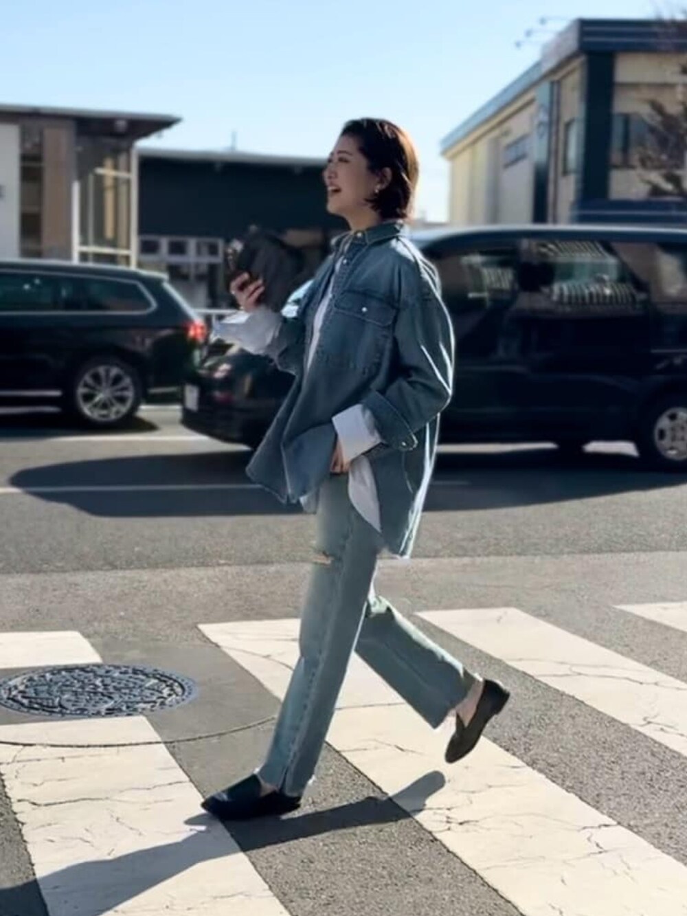 ブルー系のシャツ/ブラウス、ブルー系のシャツ/ブラウス、ブルー系のデニムパンツを着用したレディースの冬コーディネートの3枚目の写真