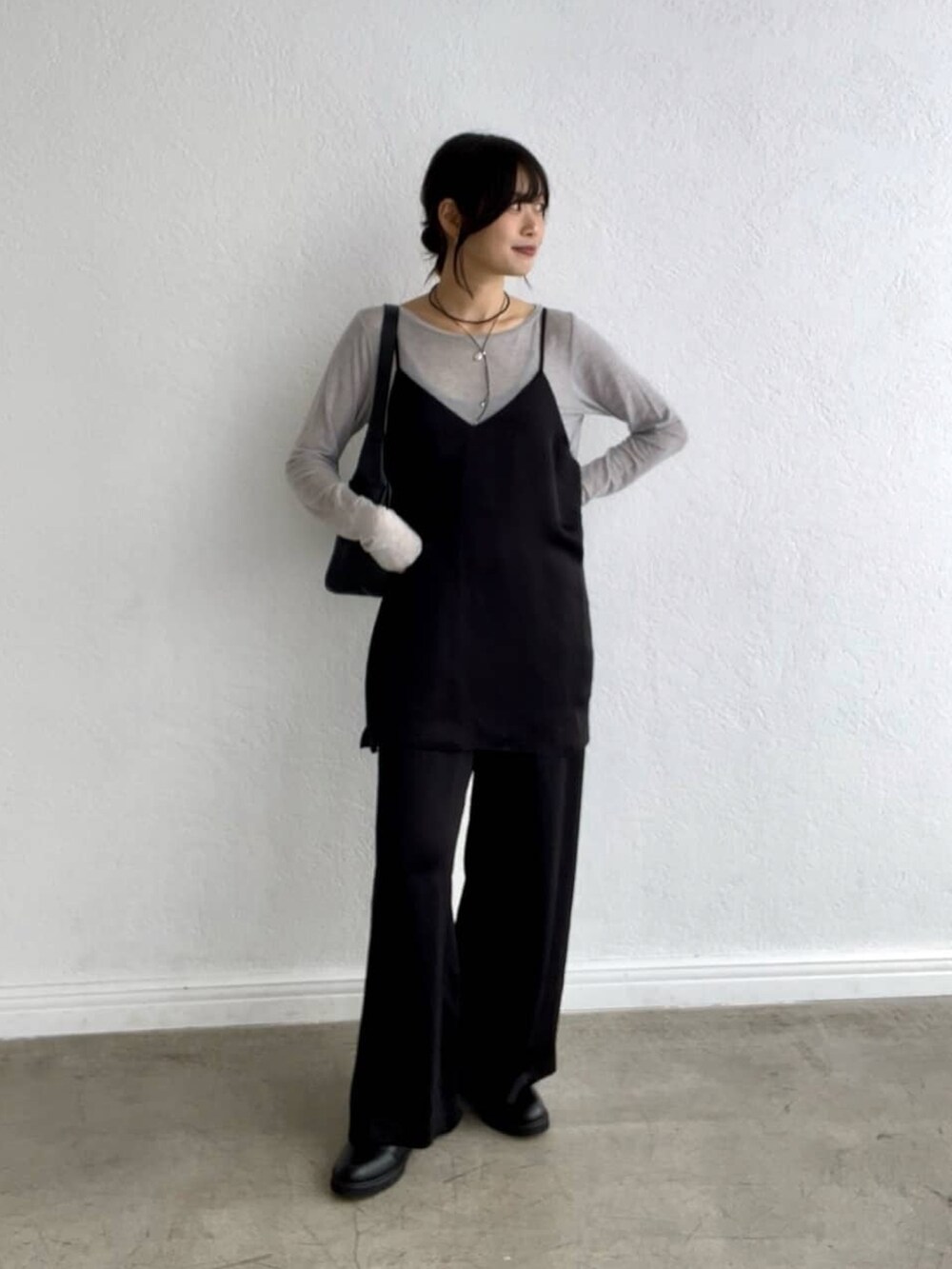 ブルー系のテーラードジャケット、ブラック系のシャツ/ブラウス、グレー系のTシャツ/カットソーを着用したレディースの秋コーディネートの5枚目の写真