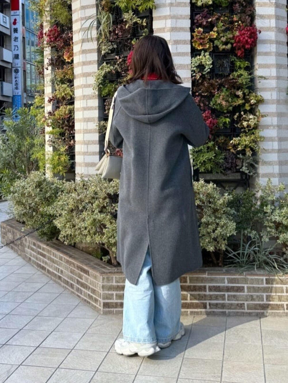 ブルー系のデニムパンツ、グレー系のその他アウターを着用したレディースの冬コーディネートの4枚目の写真