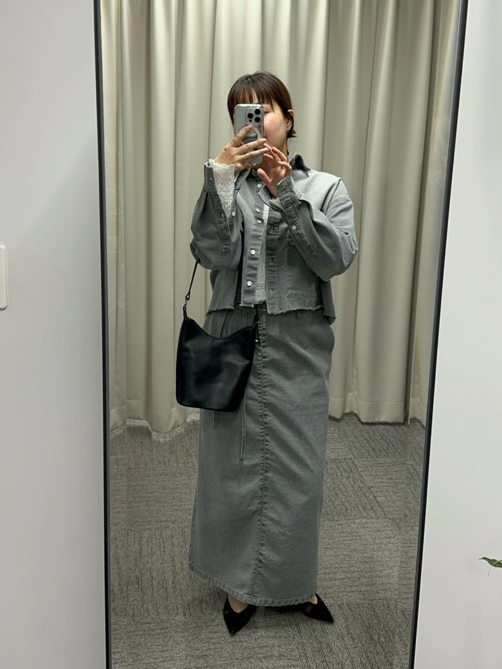 ホワイト系のTシャツ/カットソー、グレー系のシャツ/ブラウス、グレー系のデニムスカートを着用したレディースの冬コーディネートの2枚目の写真