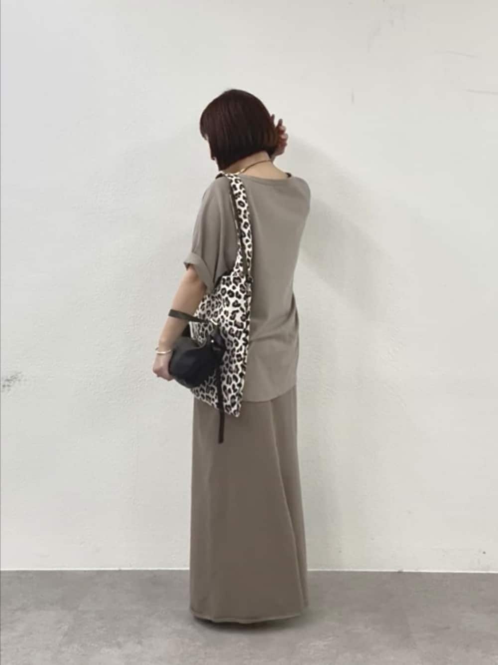 ブラウン系のサンダル、ブラック系のショルダーバッグ、ブラウン系のスカートを着用したレディースの春コーディネートの2枚目の写真