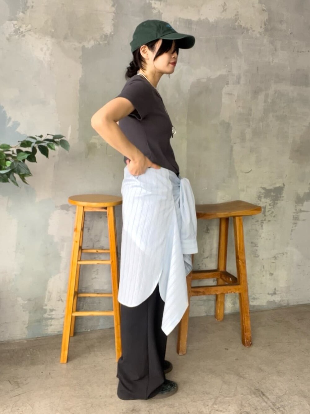 グレー系のTシャツ/カットソー、ブルー系のシャツ/ブラウス、ブラック系のスラックスを着用したレディースの夏コーディネートの2枚目の写真