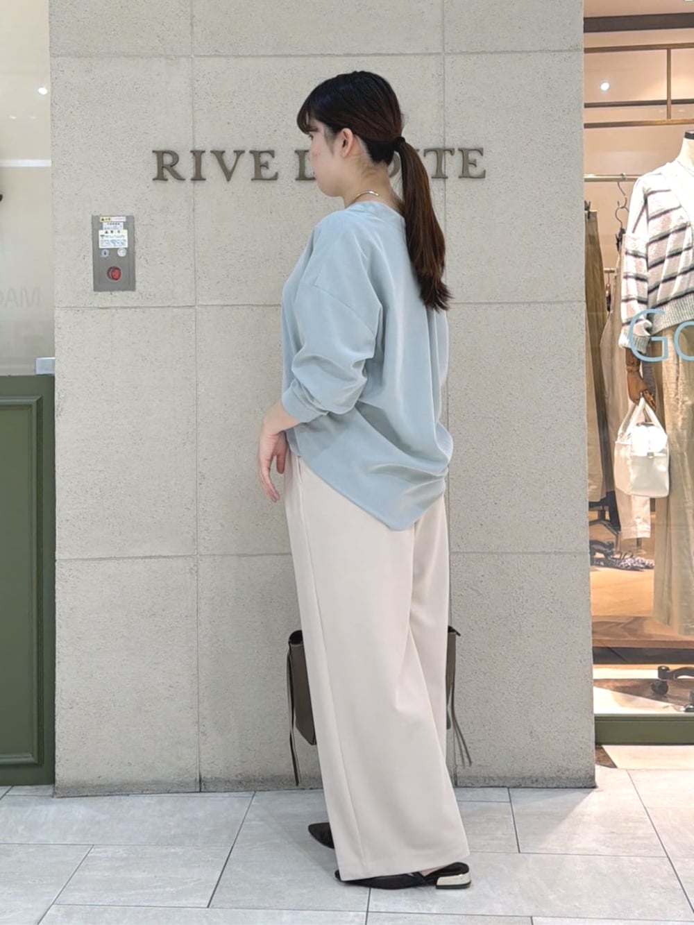 ブラウン系のその他シューズ、ブラウン系のトートバッグ、グリーン系のシャツ/ブラウスを着用したレディースの春コーディネートの3枚目の写真