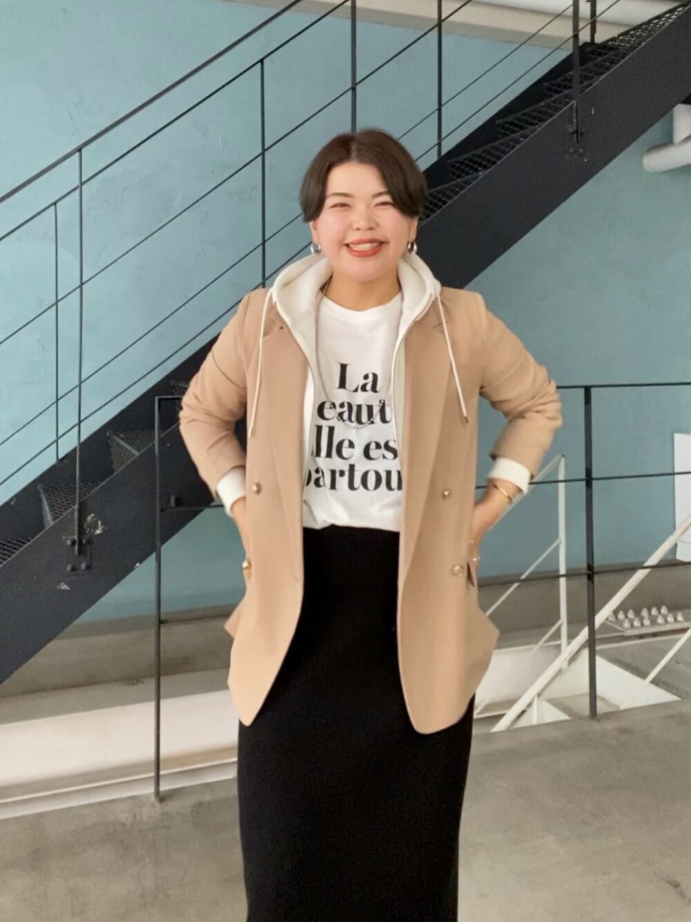 イエロー系のテーラードジャケット、ホワイト系のTシャツ/カットソー、ホワイト系のパーカーを着用したレディースの秋コーディネートの4枚目の写真