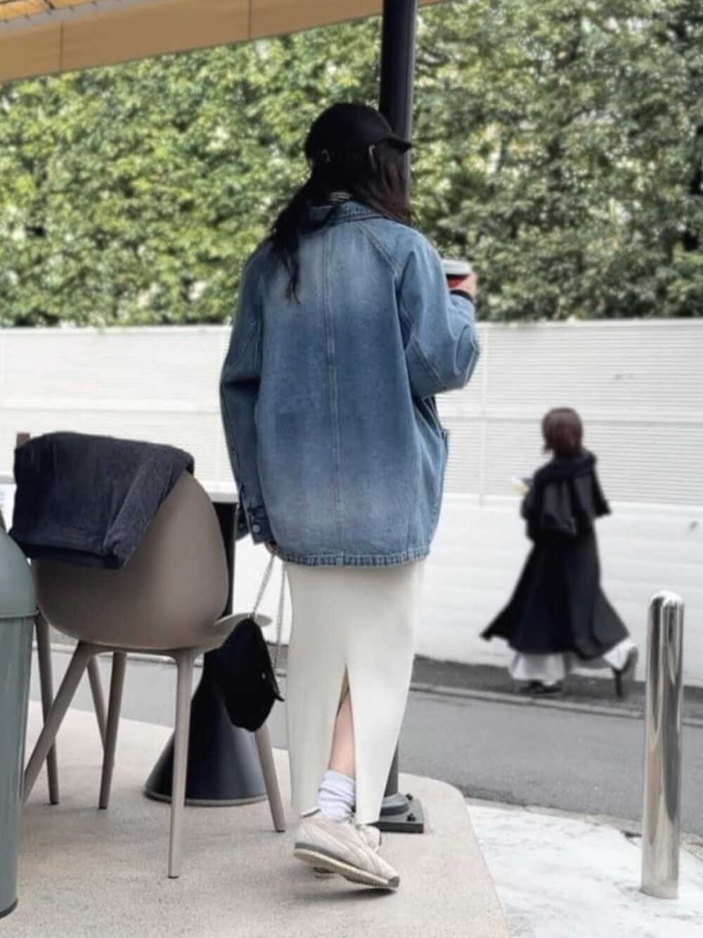 ブルー系のニット/セーター、ブラック系のシャツ/ブラウス、ブルー系のデニムジャケットを着用したレディースの春コーディネートの3枚目の写真