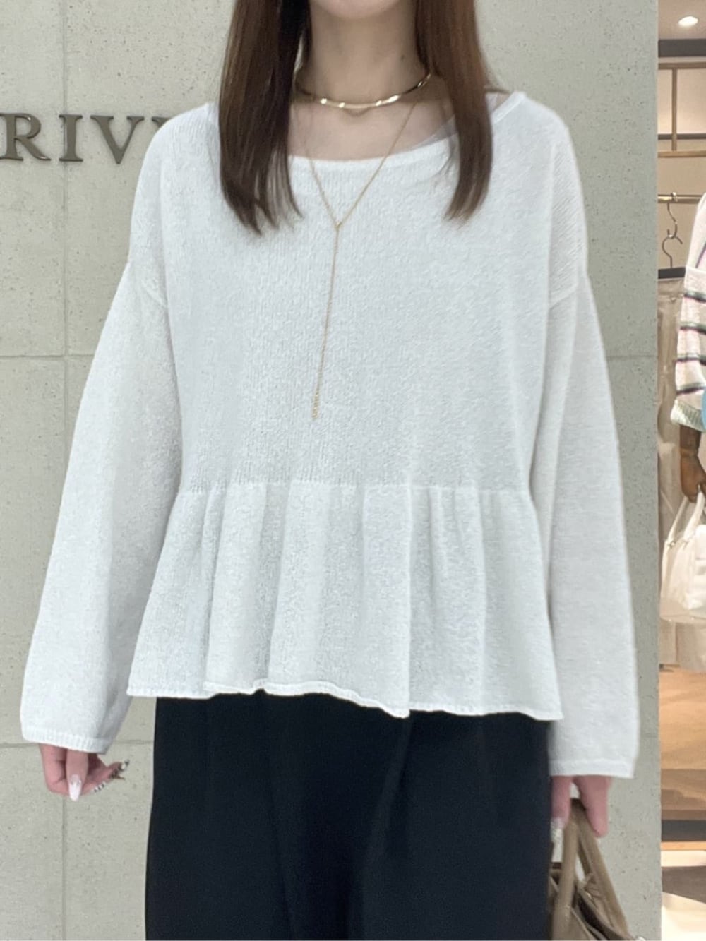 ベージュ系のトートバッグ、ブラウン系のその他シューズ、ホワイト系のニット/セーターを着用したレディースの春コーディネートの4枚目の写真