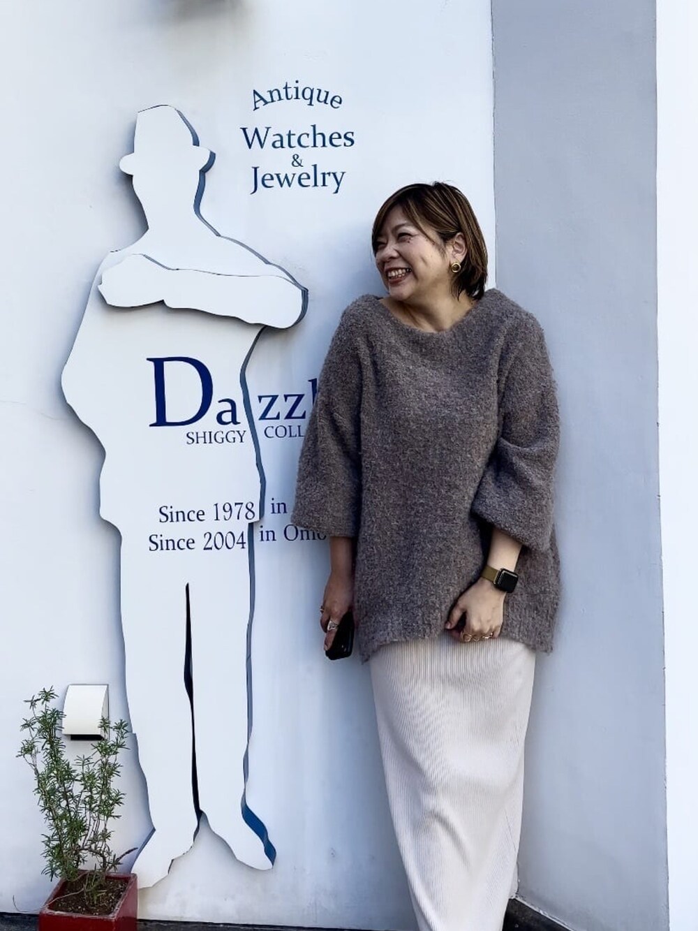 ベージュ系のスカート、ベージュ系のブーツ、ブラウン系のニット/セーターを着用したレディースの秋コーディネートの4枚目の写真