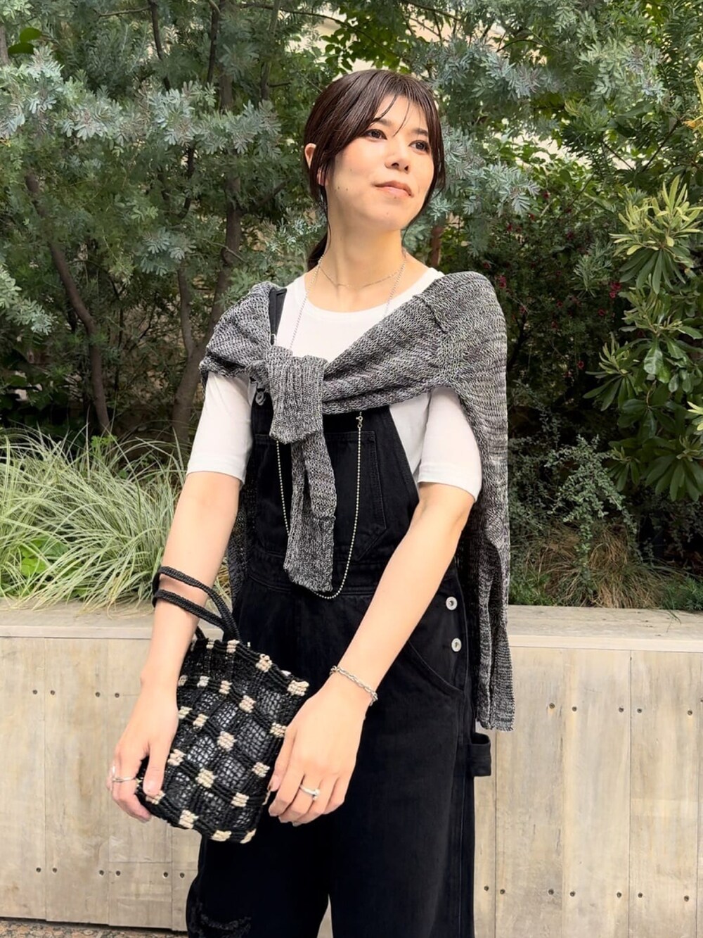 グレー系のカーディガン/ボレロ、ブラック系のサロペット/オーバーオール、ホワイト系のTシャツ/カットソーを着用したレディースの夏コーディネートの2枚目の写真