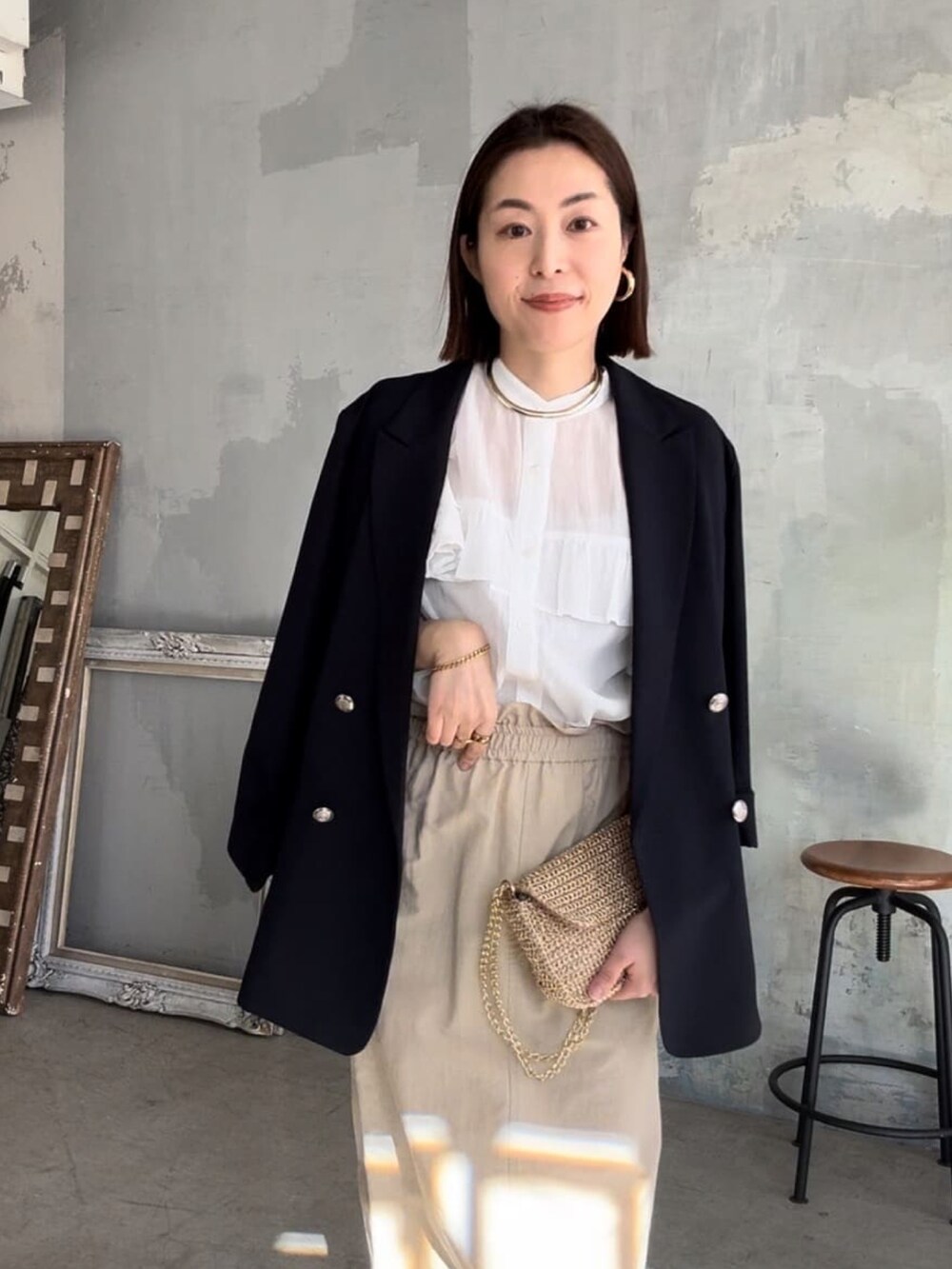 ブルー系のテーラードジャケット、ホワイト系のシャツ/ブラウス、ベージュ系のスカートを着用したレディースの春コーディネートの4枚目の写真