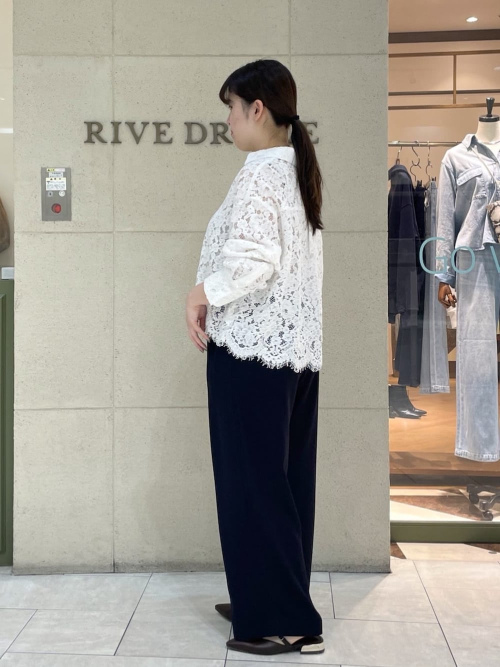 ブラウン系のその他シューズ、グレー系のトートバッグ、ホワイト系のシャツ/ブラウスを着用したレディースの春コーディネートの9枚目の写真