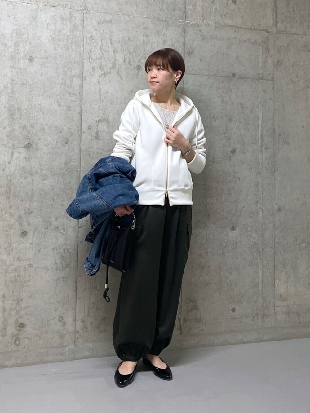 「カジュアルコーデ、春服、お出かけコーデ、大人コーデ、オトナ女子、ファッションを楽しもう、リラックススタイル、はるコーデ、パーカー、ダンボール素材、サテンカーゴパンツ、カーゴパンツ、デニムジャケット」｜「RIVE DROITEの羽織るだけでサマになる！/MONN.:.  デニムジャケット（デニムジャケット、ブルー系）」を使った、RIVE DROITE officialさん（レディース・163cm）の春コーディネートの2枚目の写真