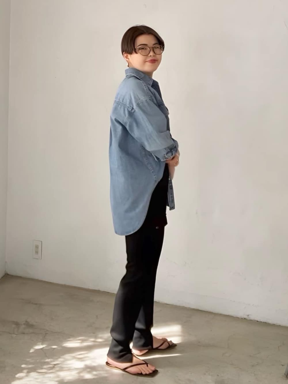 ブラック系のその他パンツ、ブルー系のシャツ/ブラウス、ブラック系のサンダルを着用したレディースの夏コーディネートの2枚目の写真