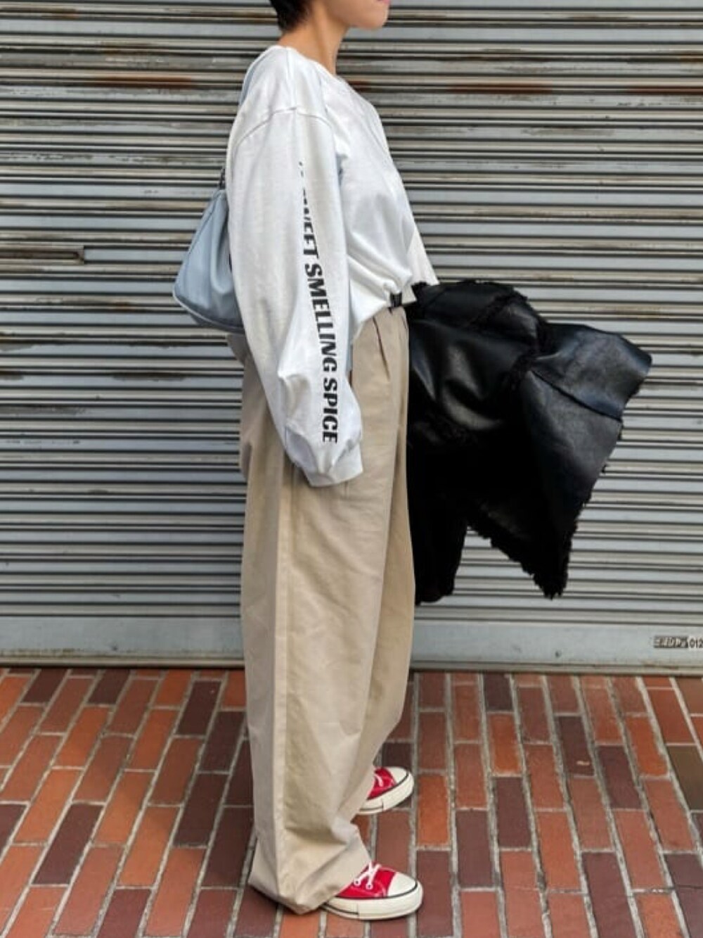 ホワイト系のTシャツ/カットソー、ベージュ系のチノパンツを着用したレディースの冬コーディネートの3枚目の写真