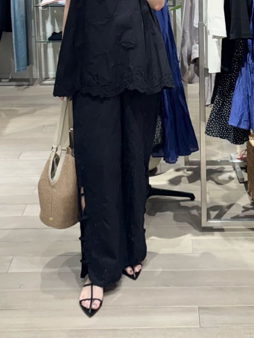 ブラック系のキャミソール、ブラック系のその他パンツ、ブラック系のサンダルを着用したレディースの夏コーディネートの3枚目の写真