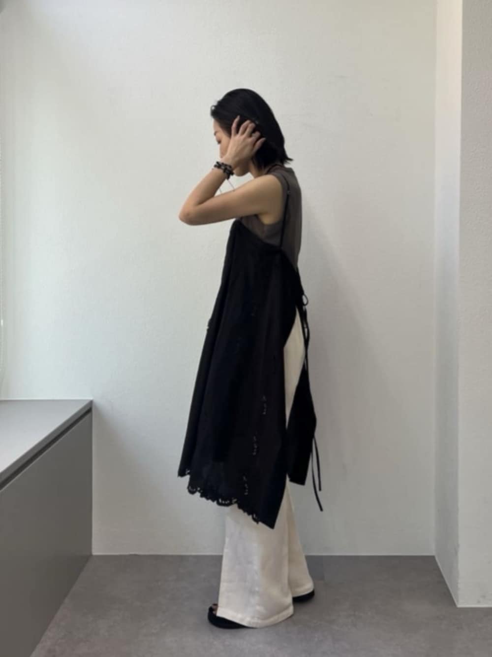 ブラック系のショルダーバッグ、ブラック系のシャツ/ブラウス、グレー系のTシャツ/カットソーを着用したレディースの春コーディネートの2枚目の写真