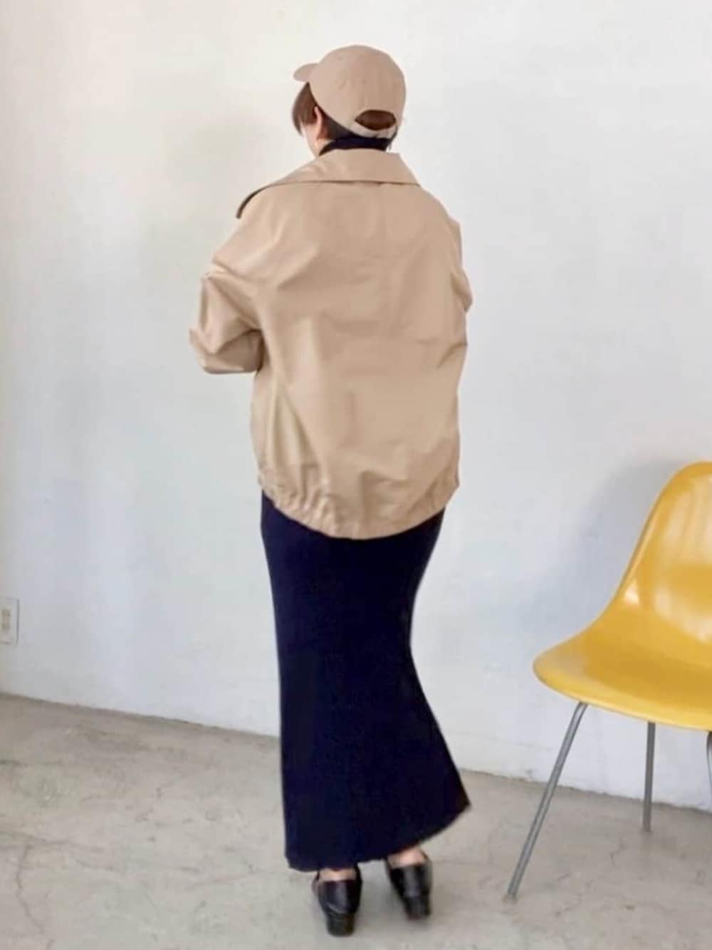 ベージュ系のブルゾン、ブルー系のワンピース、ブラック系のローファーを着用したレディースの春コーディネートの3枚目の写真