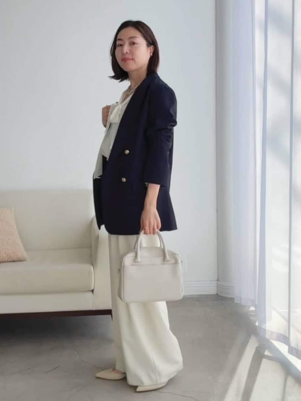 ホワイト系のスラックス、ホワイト系のシャツ/ブラウス、ホワイト系のその他シューズを着用したレディースの春コーディネートの2枚目の写真