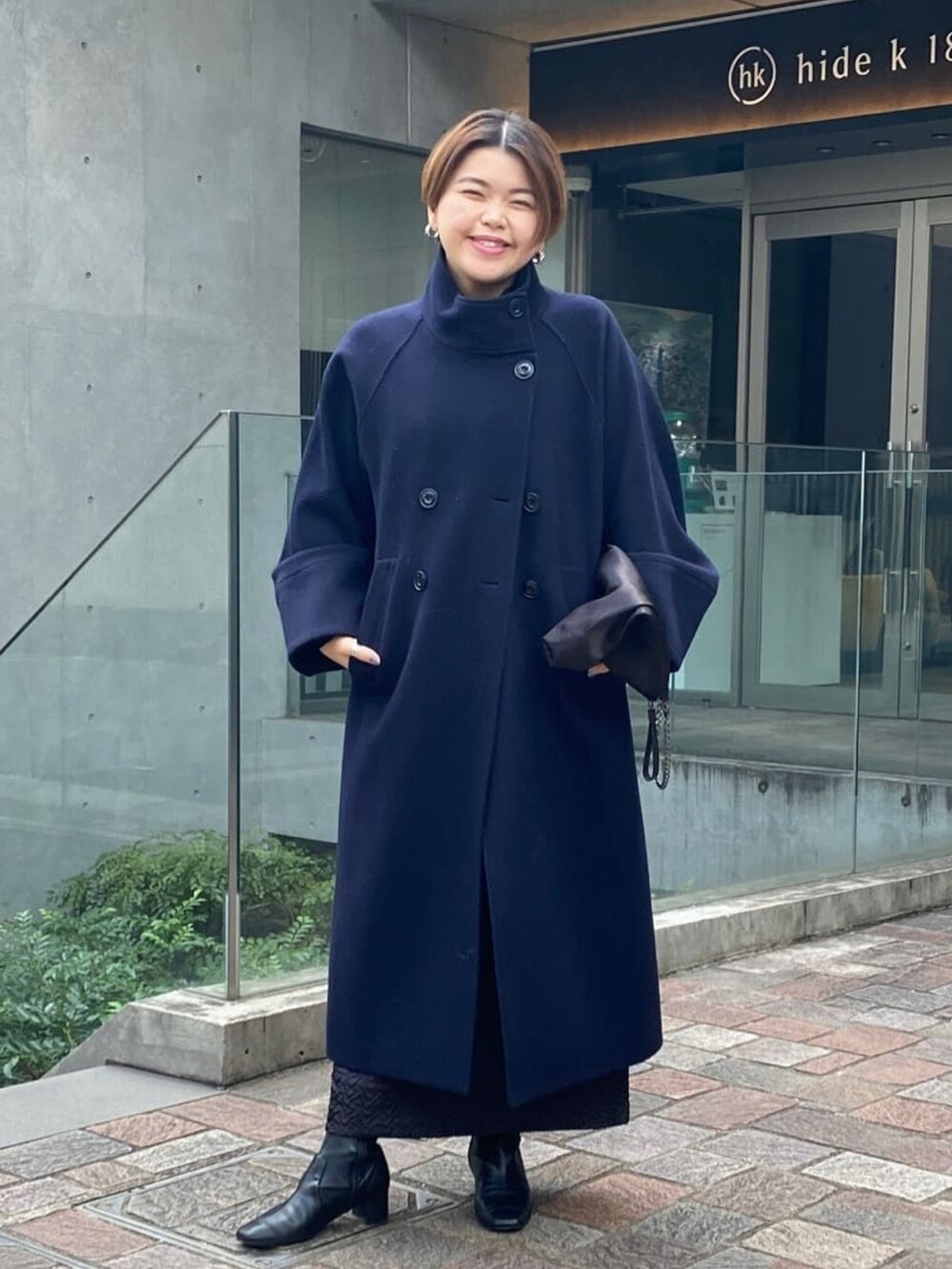 ブルー系のその他アウター、ブラック系のブーツを着用したレディースの冬コーディネートの3枚目の写真