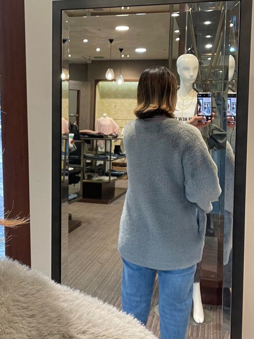 グレー系のカーディガン/ボレロ、ブルー系のデニムパンツを着用したレディースの秋コーディネートの4枚目の写真