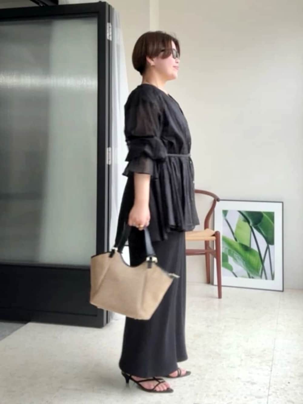 ブラック系のワンピース、ブラック系のサンダル、ブラック系のシャツ/ブラウスを着用したレディースの春コーディネートの3枚目の写真