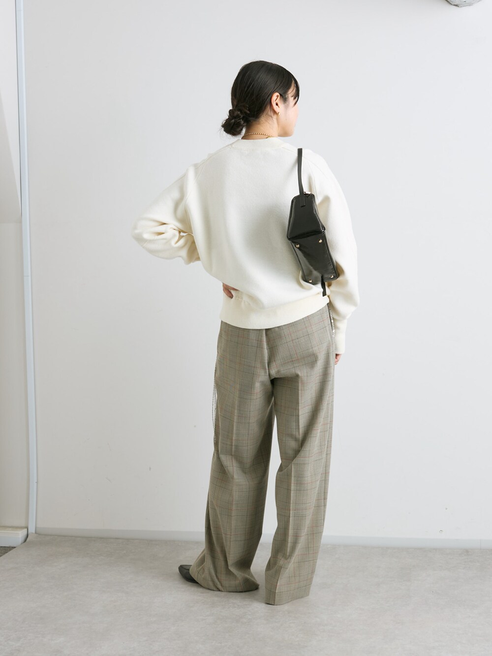 ホワイト系のニット/セーター、ブラック系のショルダーバッグ、ベージュ系のその他パンツを着用したレディースの秋コーディネートの3枚目の写真
