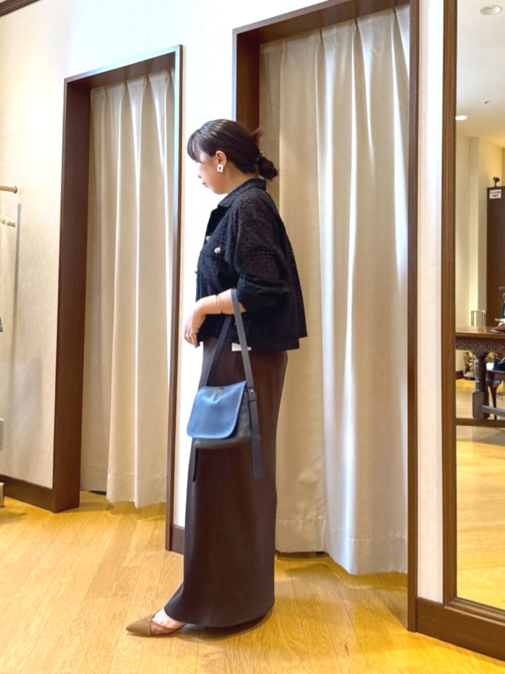 ブラウン系のワンピース、ブラウン系のパンプス、ブルー系のショルダーバッグを着用したレディースの夏コーディネートの2枚目の写真