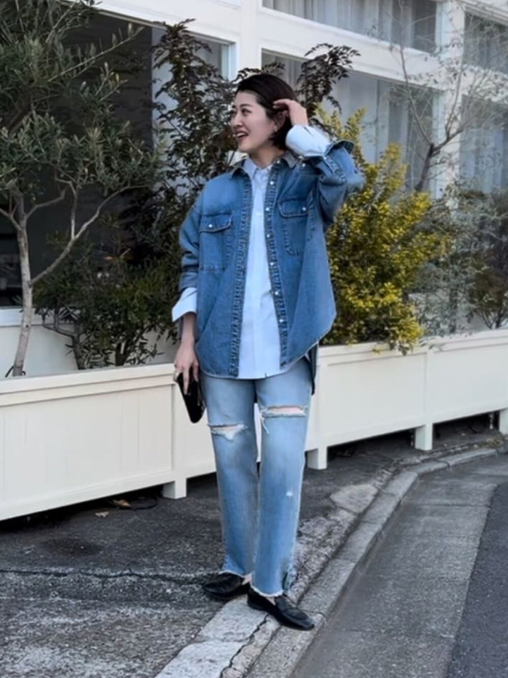 ブルー系のシャツ/ブラウス、ブルー系のシャツ/ブラウス、ブルー系のデニムパンツを着用したレディースの冬コーディネートの4枚目の写真