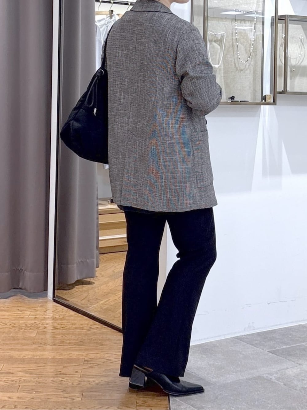 ブラック系のその他パンツ、ブラック系のテーラードジャケット、ブラック系のトートバッグを着用したレディースの春コーディネートの7枚目の写真