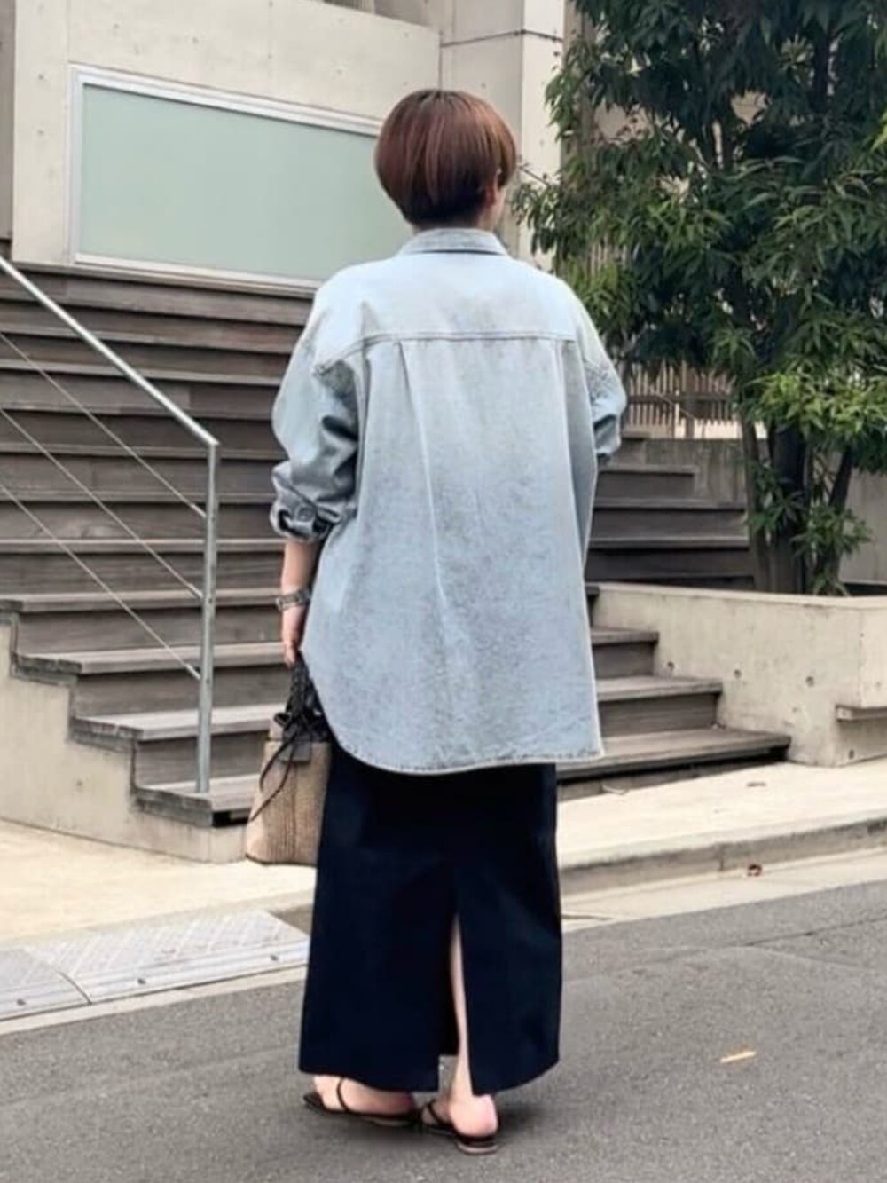 グレー系のTシャツ/カットソー、ブルー系のシャツ/ブラウス、ブラック系のスカートを着用したレディースの春コーディネートの3枚目の写真