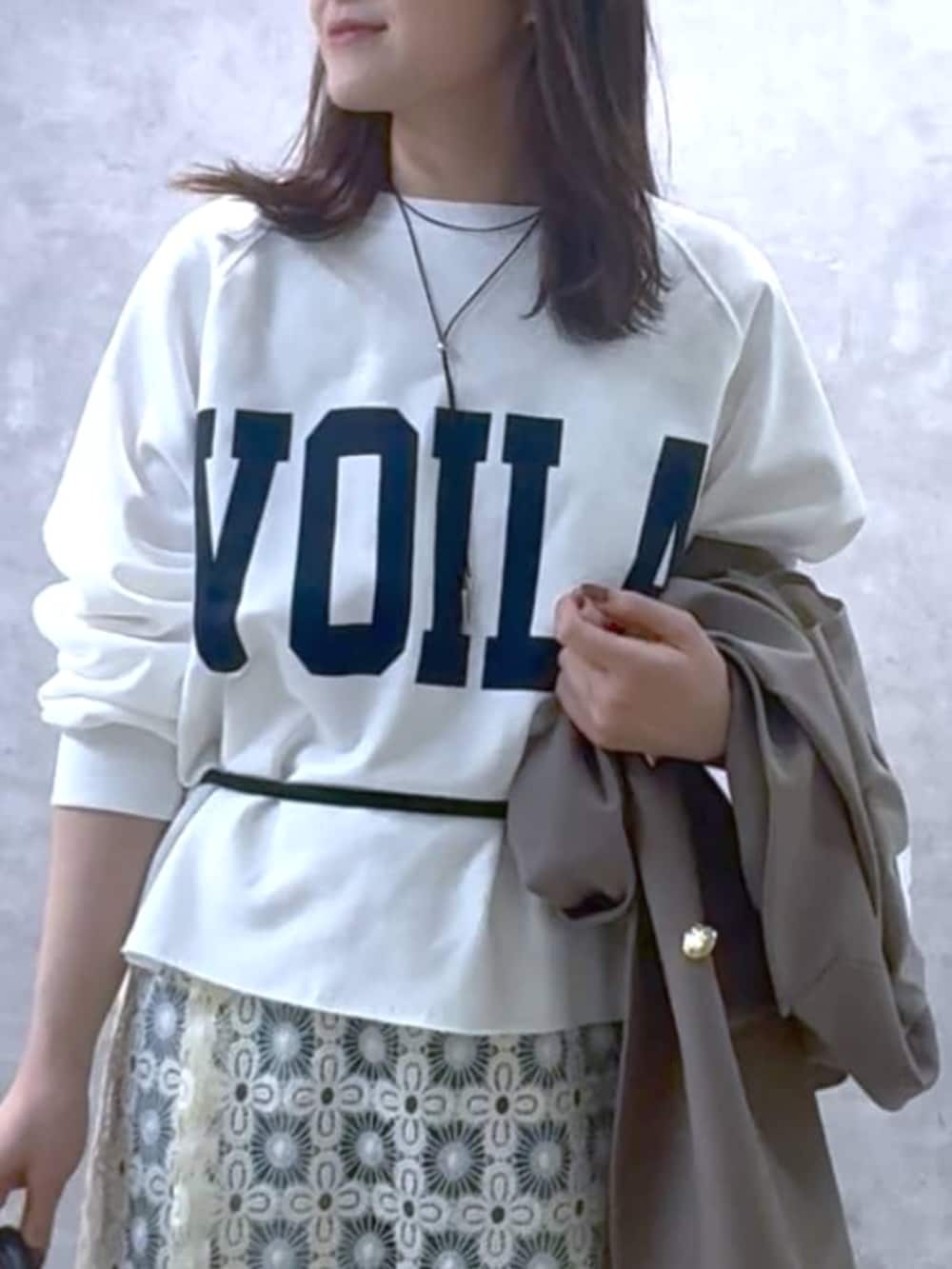 ホワイト系のスウェット、ブラウン系のテーラードジャケット、ブラック系のボストンバッグを着用したレディースの冬コーディネートの5枚目の写真